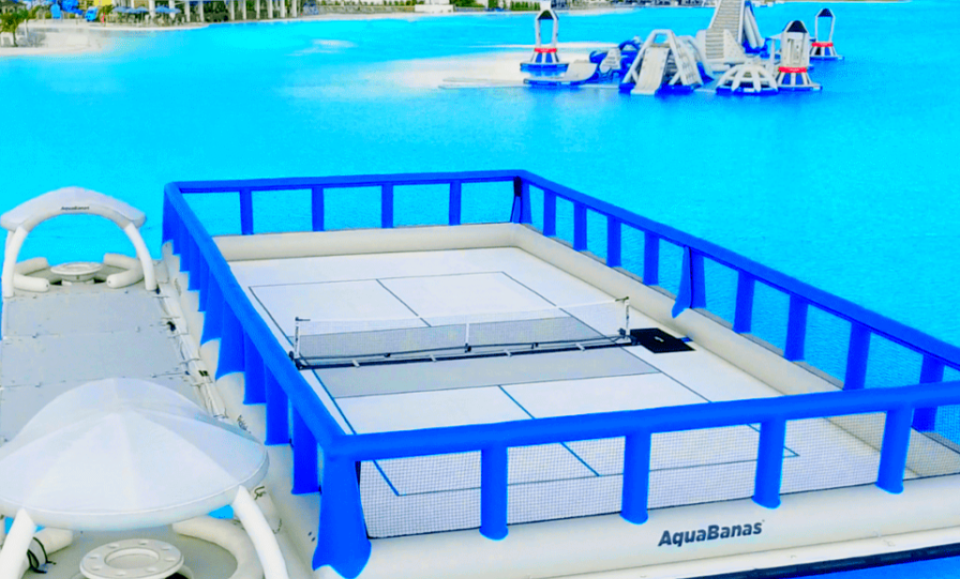 La primera y única cancha flotante de pickleball está en Florida