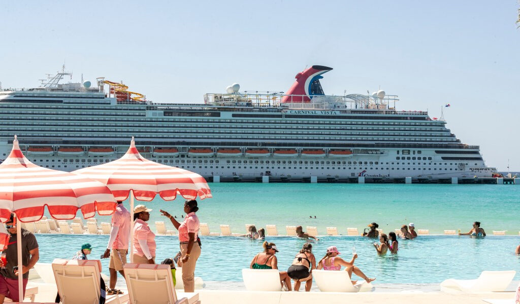 Dos pasajeros de crucero mueren en el nuevo resort de Carnival Bahamas