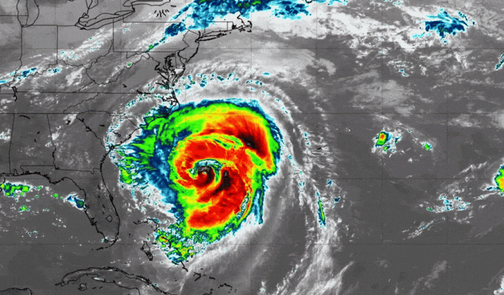 El huracán Erin se fortalece cuando se acerca a la costa estadounidense, empujando marginones ciclón
