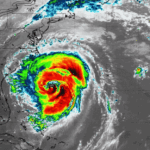 El huracán Erin se fortalece cuando se acerca a la costa estadounidense, empujando marginones ciclón