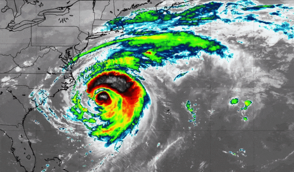 El huracán Erin causa olas y inundaciones peligrosas a medida que se aleja de la costa estadounidense