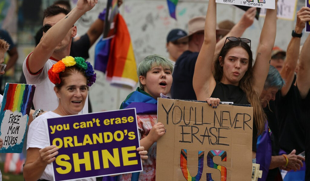 Fotos: protesta en el club nocturno Pulse sobre la extracción de los cruces de arco iris