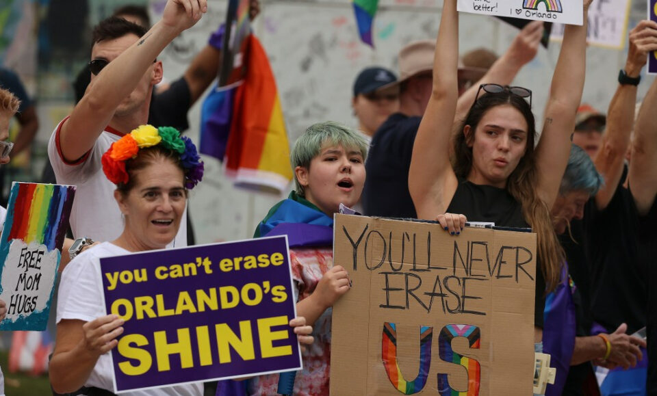 Fotos: protesta en el club nocturno Pulse sobre la extracción de los cruces de arco iris