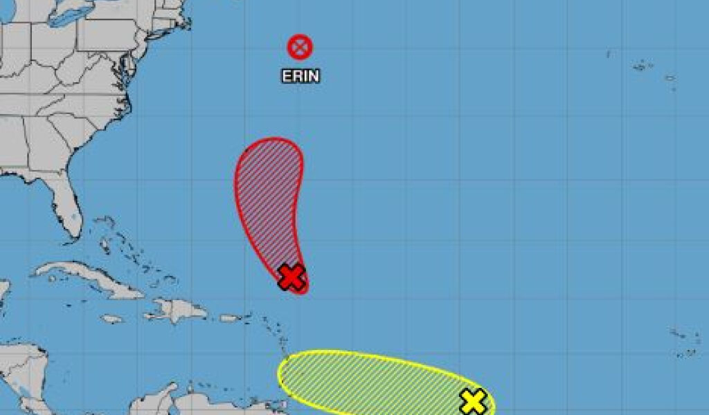 Huracane Center Eyes 2 Desarrollo de sistemas a medida que Erin se vuelve extratropical