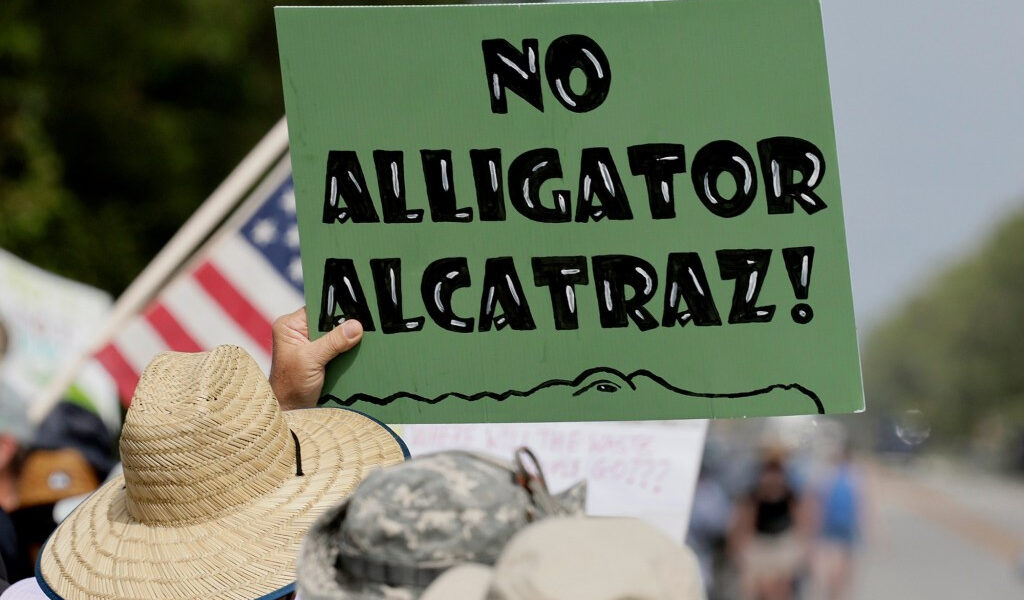 La nueva demanda dice que Florida carece de autoridad para operar el Centro de detención de Everglades