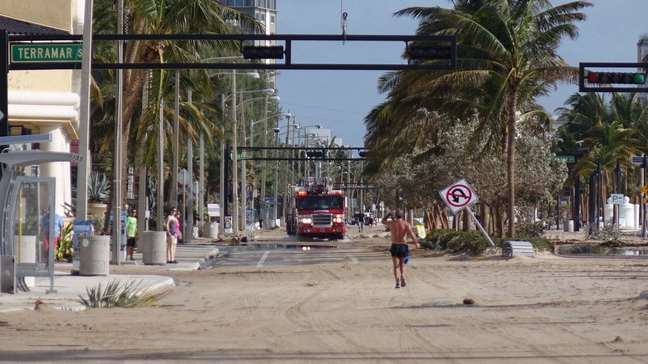 Un camión de bomberos se abre paso por State Road A1A cerca de Fort Lauderdale Beach el 11 de septiembre de 2017, después del huracán Irma. (Joe Cavaretta/South Florida Sun Sentinel File)