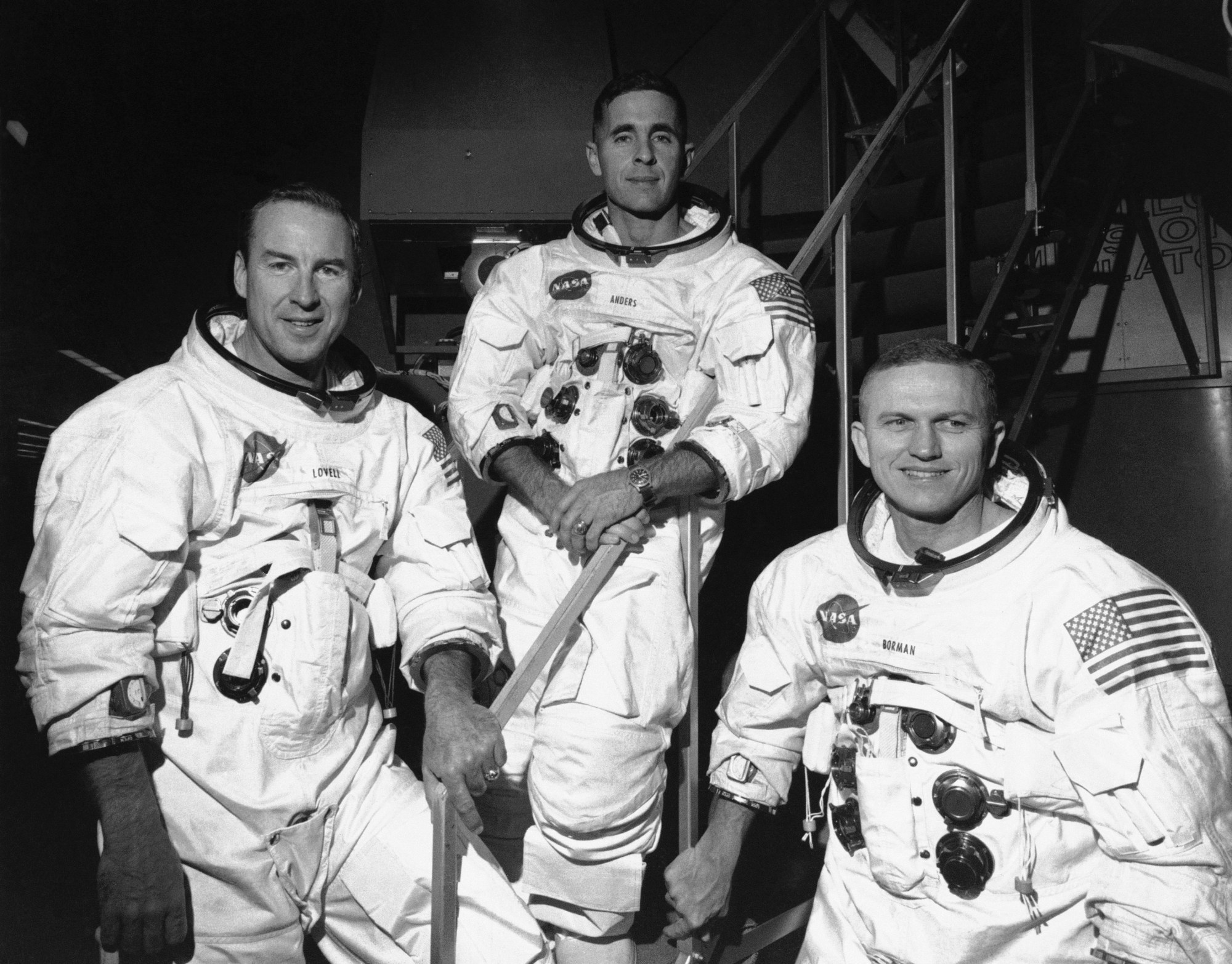 Archivo - En este 18 de diciembre de 1968, foto de archivo, Astronautas Apollo 8, desde la izquierda, James Lovell, Piloto del módulo de comando; William Anders, piloto del módulo lunar; y Frank Borman, comandante, se encuentra frente al simulador Mission antes del entrenamiento en el ejercicio para su misión orbital lunar de seis días programada en el Centro Espacial Kennedy en Florida. (Foto/archivo AP)