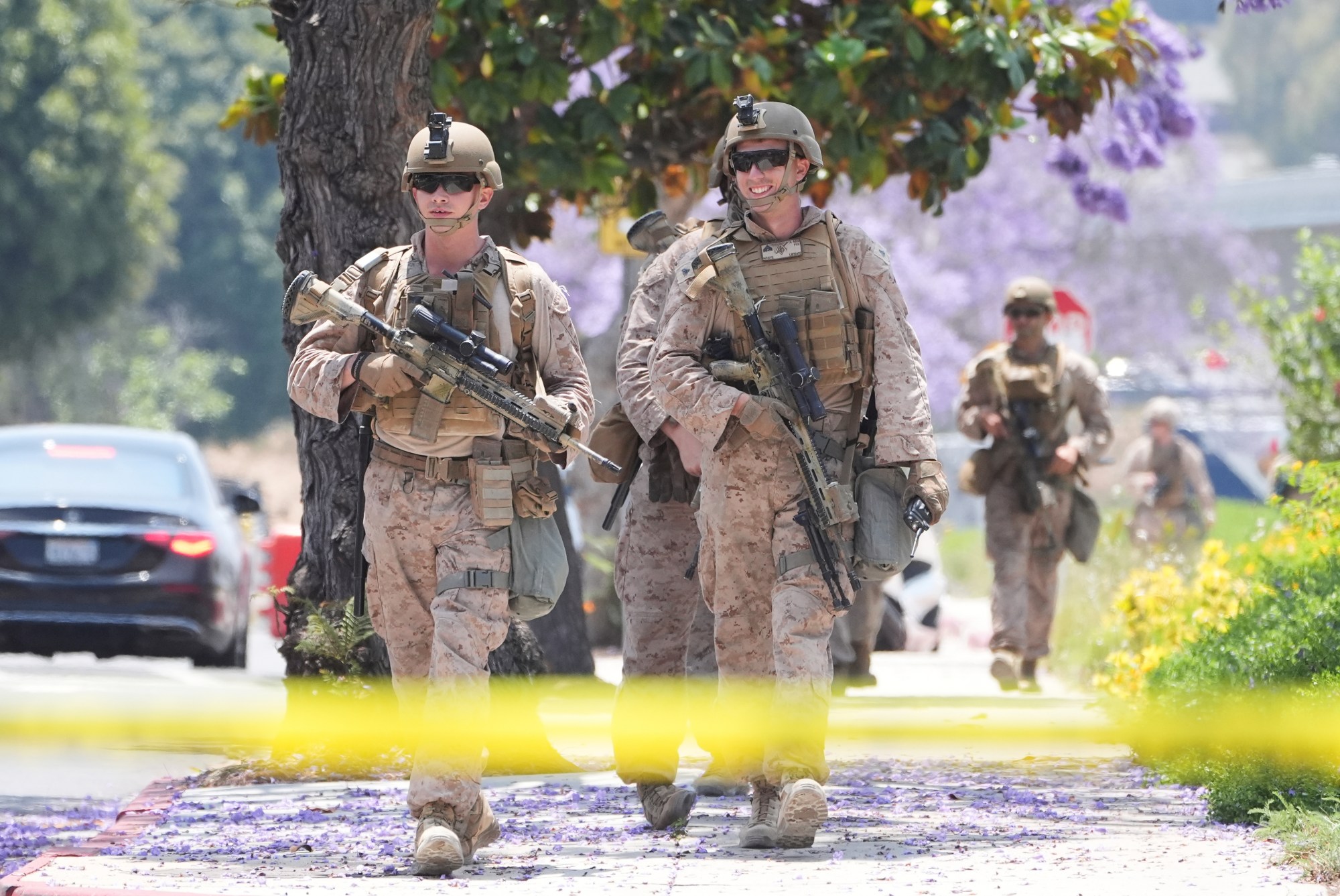 Los marines estadounidenses trabajan fuera de un edificio federal, viernes 13 de junio de 2025, en Los Ángeles (Photo AP/Damian Dovarganes)