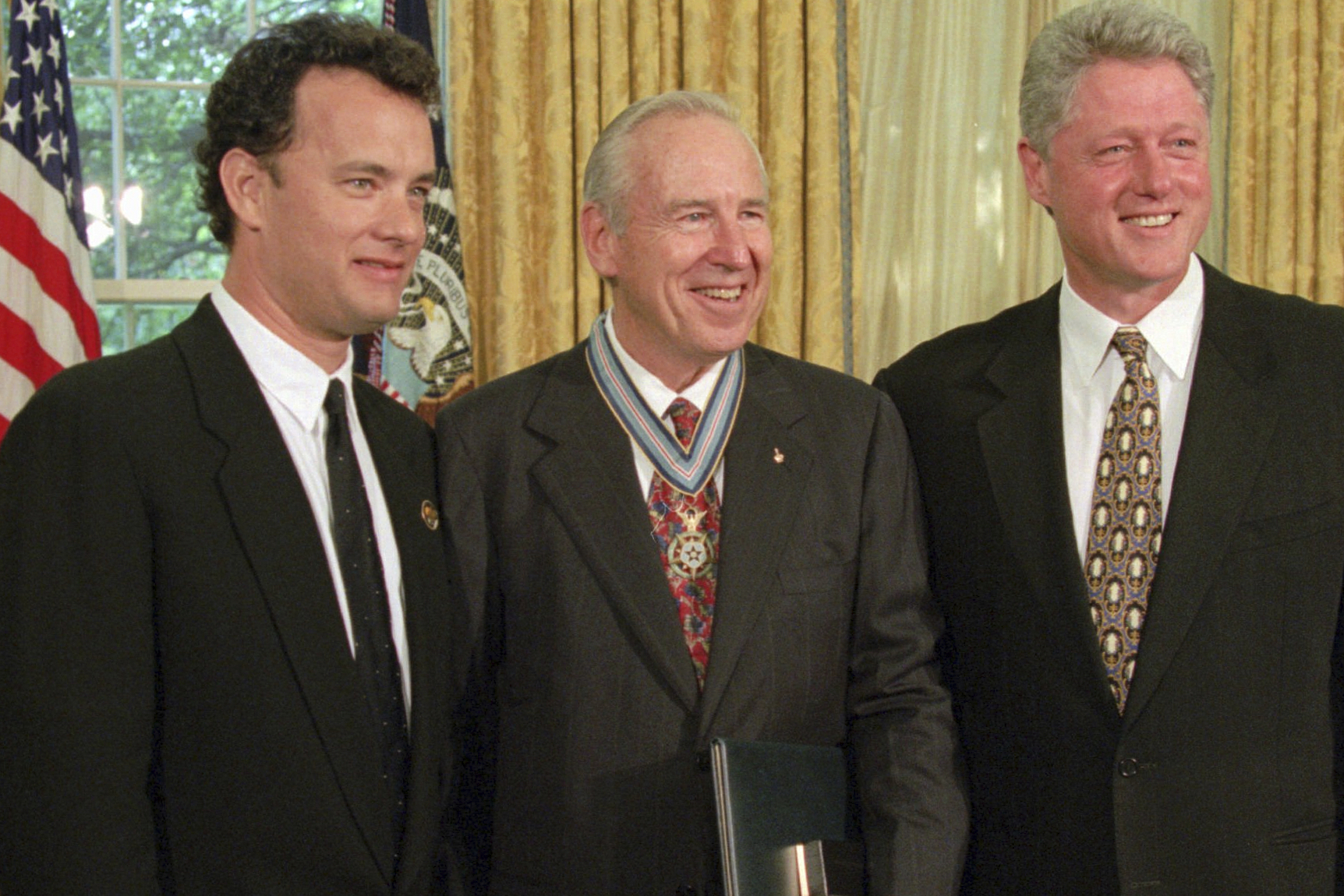 Archivo - El presidente Clinton se encuentra con el actor Tom Hanks, a la izquierda, y el ex astronauta James Lovell en la Oficina Oval de la Casa Blanca el miércoles 26 de julio de 1995, después de presentar a Lovell la Medalla de Honor del Espacio del Congreso. Hanks retrató a Lovell en la película