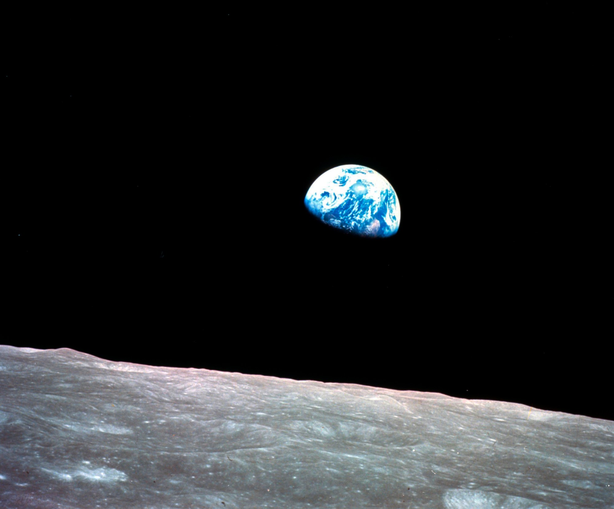 Archivo: esta foto de archivo del 24 de diciembre de 1968 disponible por la NASA muestra la tierra detrás de la superficie de la luna durante la misión Apollo 8. (William Anders/NASA a través de AP, archivo)