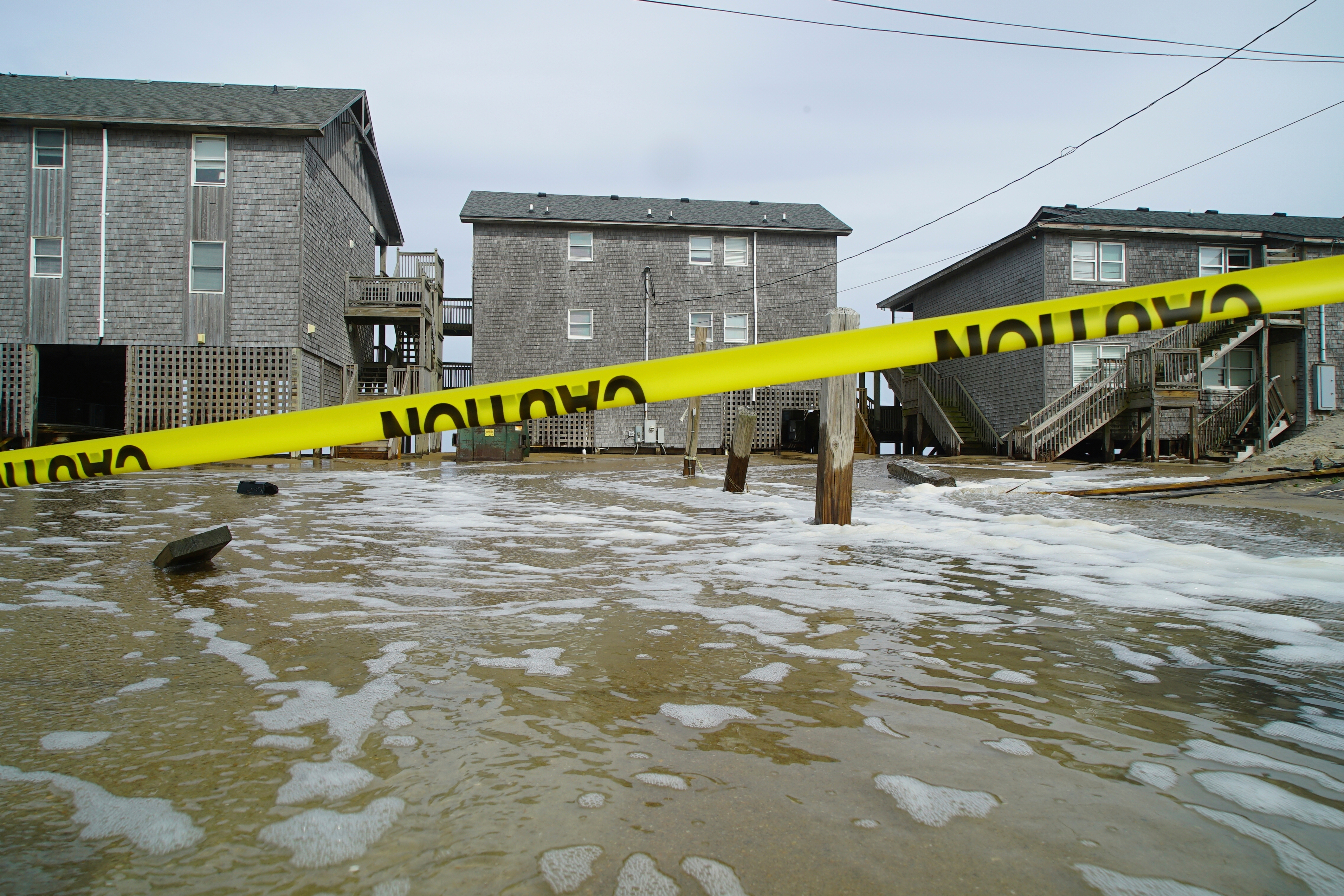 El agua de mar del huracán Erin aumenta bajo el motel del Cabo Hatteras en Buxton, Carolina del Norte, el miércoles 20 de agosto de 2025. (AP Photo/Allen G. Breed)