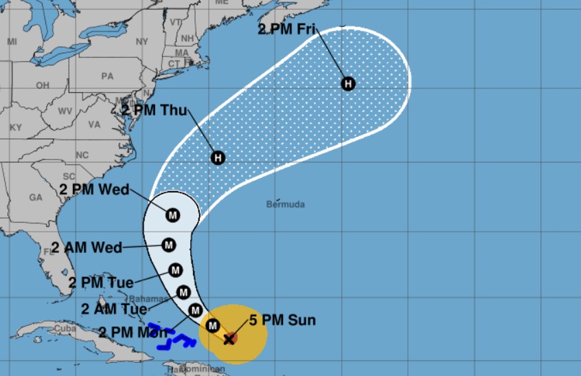 Aquí está la pista de pronóstico del huracán Erin a partir de las 5 de la tarde del domingo 17 de agosto de 2025. (Centro Nacional de Huracanes)