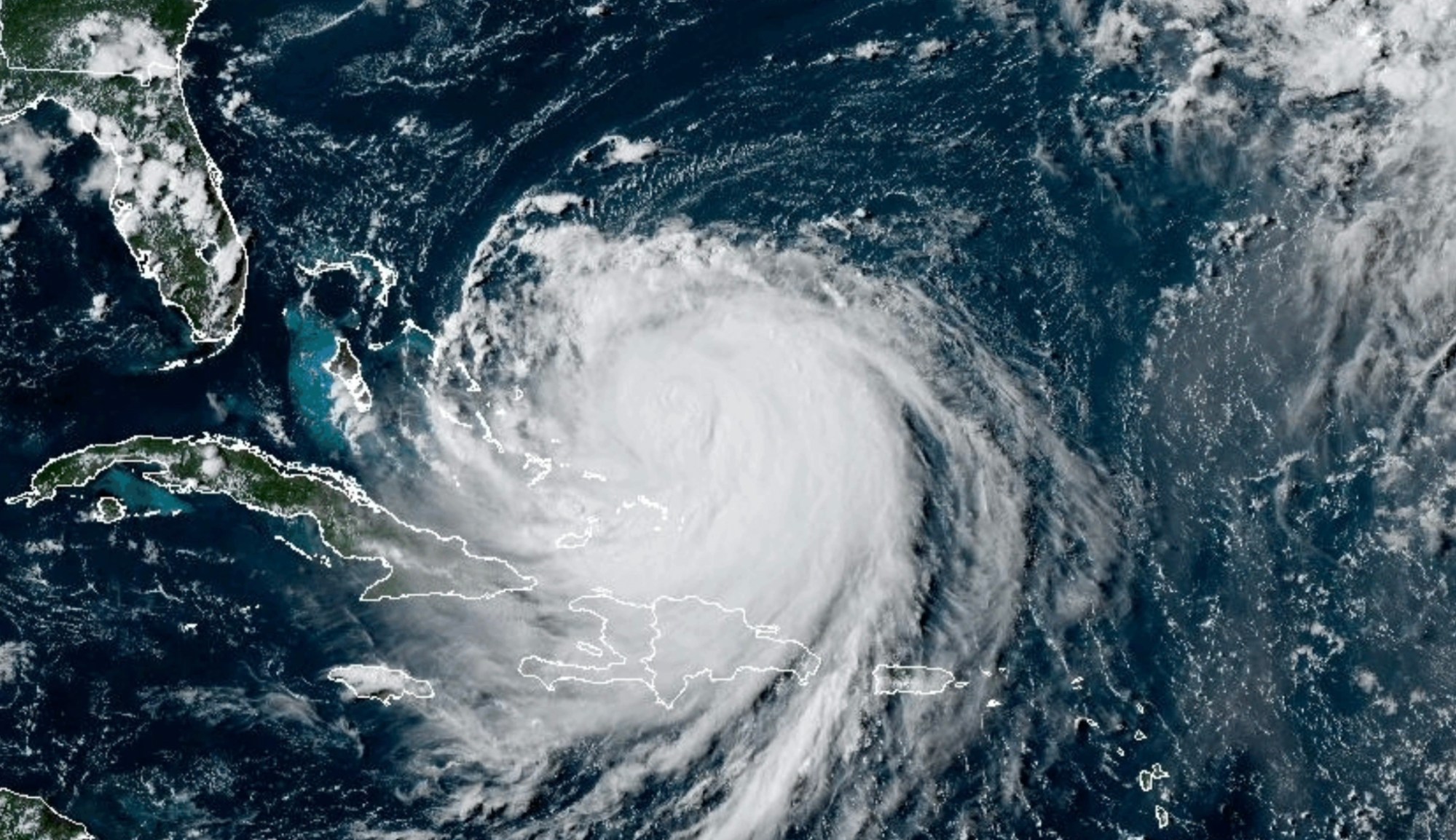 El huracán Erin es visto como una tormenta de categoría 4 cerca de las Bahamas el lunes por la noche en esta imagen satelital de NOAA.