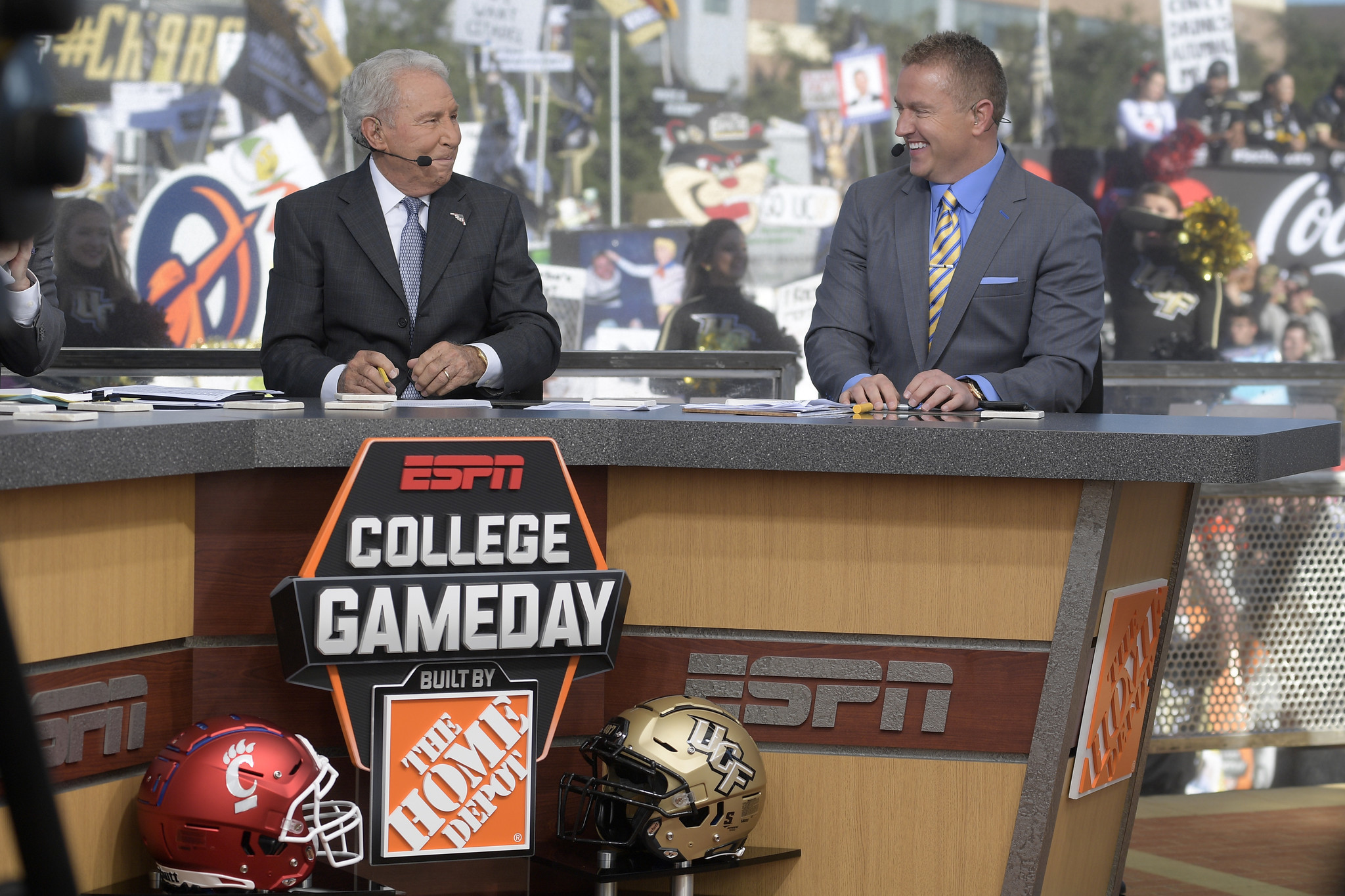 Personalidades de Gameday de ESPN College Lee Corso, a la izquierda, y Kirk Herbstreit se ríen sobre el set durante su transmisión en el campus de la UCF el sábado 17 de noviembre de 2018 en Orlando, Florida (Phelan M. Ebenhack para el Orlando Sentinel)