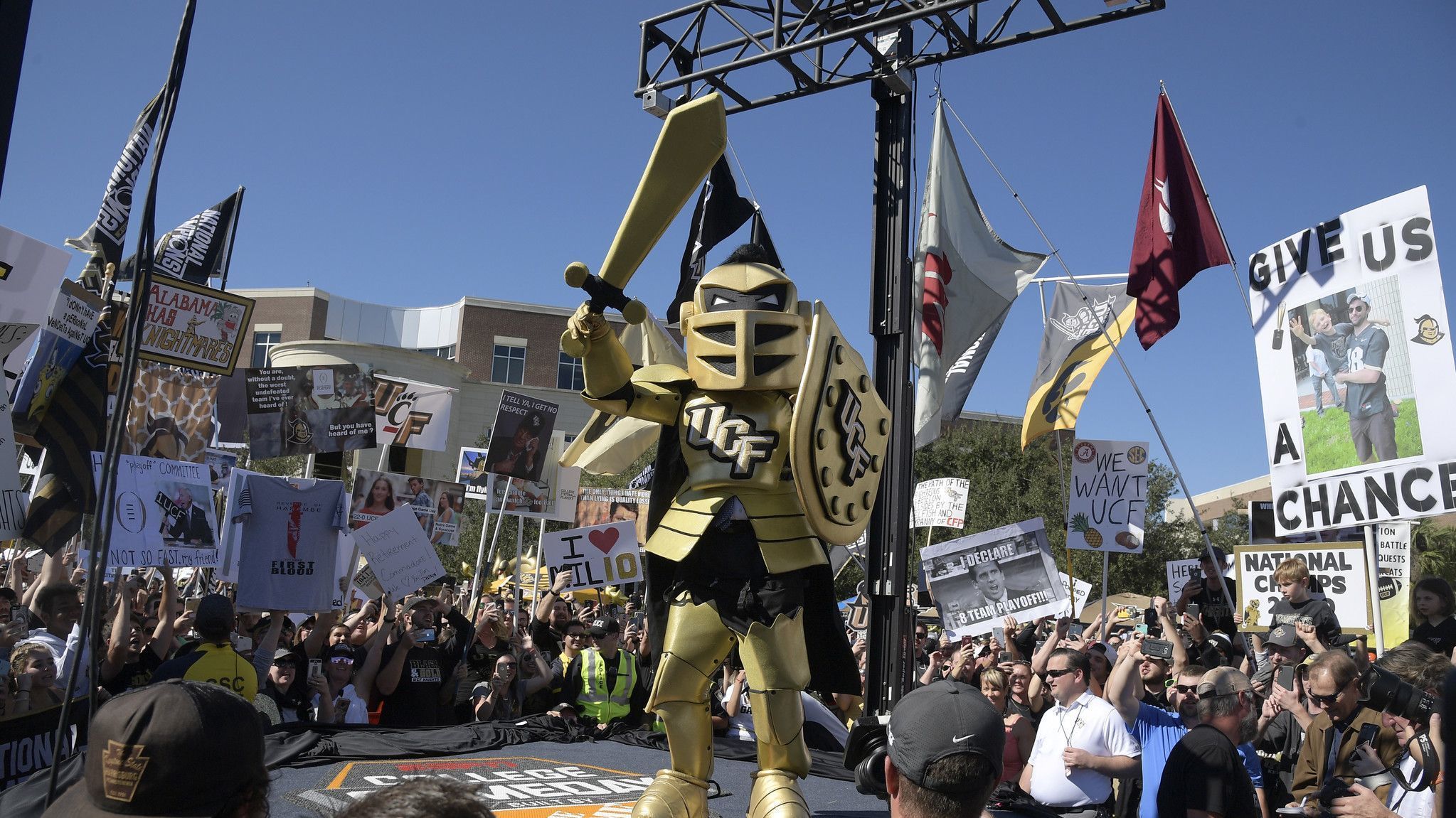 Lee Corso se pone el atuendo completo de Knightro para indicar que estaba prediciendo la victoria de UCF sobre Cincinnati cuando ESPN Gameday transmitió desde el campus de UCFE en 2018 (Phelan M. Ebenhack para el Orlando Sentinel)