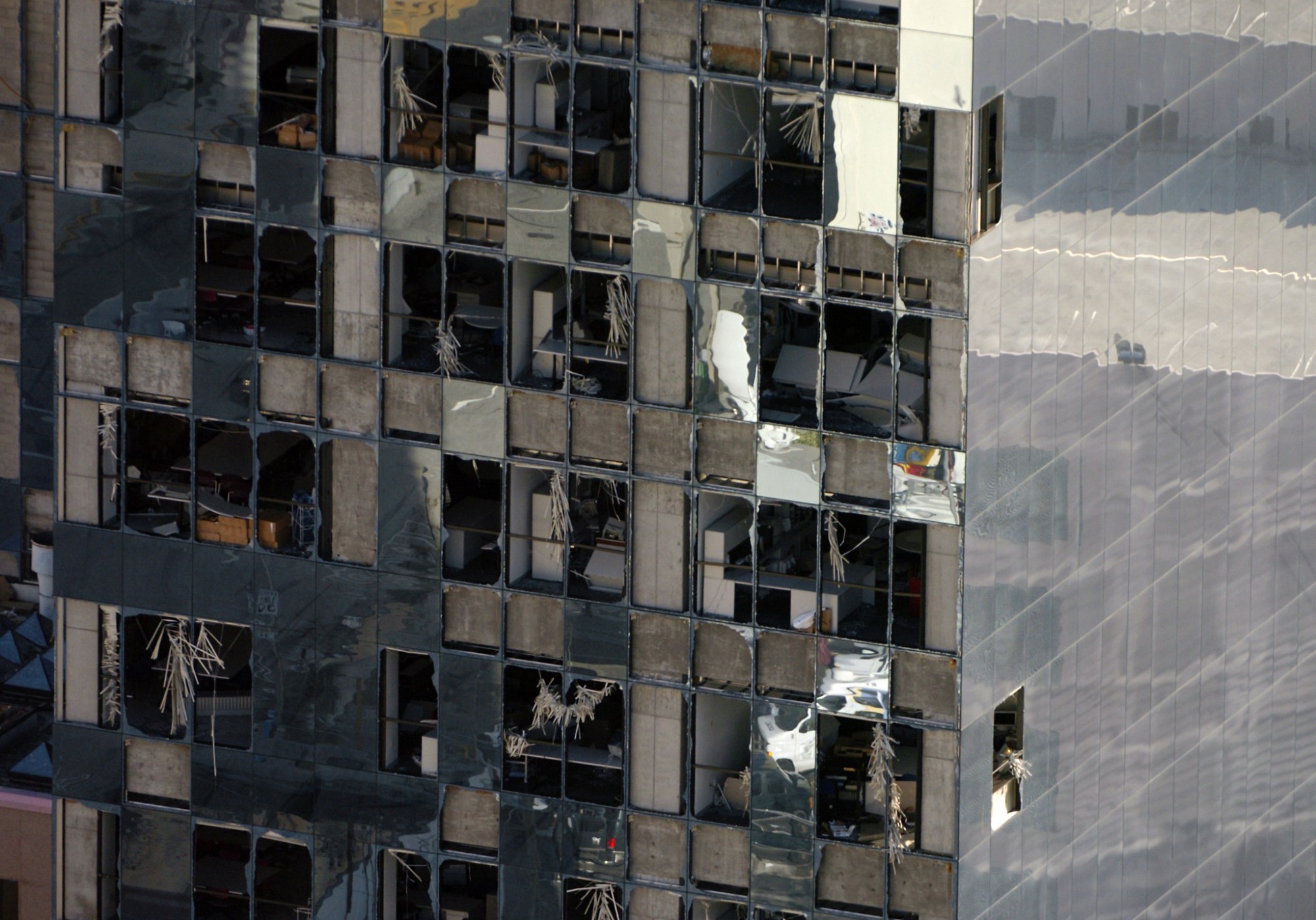 El huracán Wilma explotó prácticamente todas las ventanas del lado oeste de la sede del Distrito Escolar de Broward en el centro de Fort Lauderdale en octubre de 2005. (Archivo South Florida Sun Sentinel) 