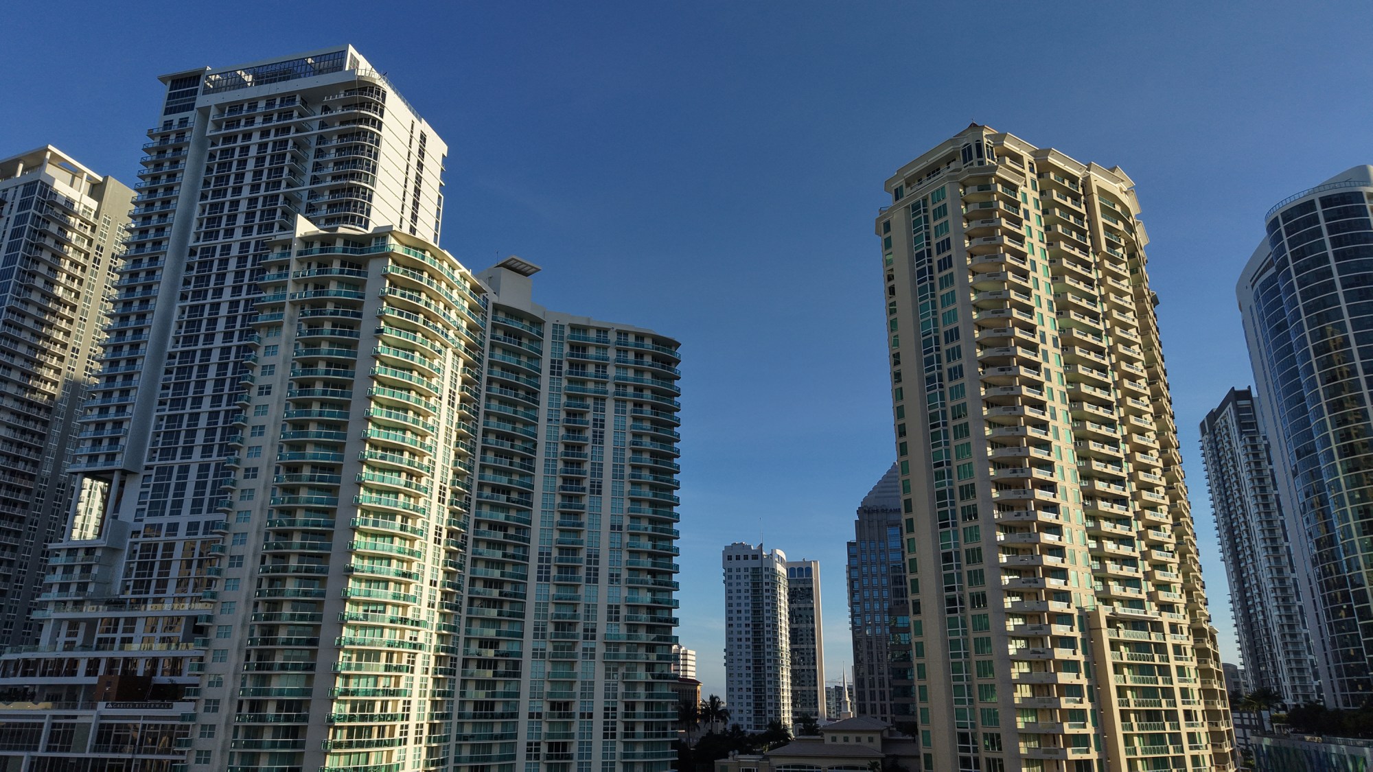 El centro de Fort Lauderdale, que se muestra el miércoles, ha visto una serie de torres altas en la última década, incluida la torre de apartamentos Gables Riverwalk, izquierda, el condominio de Las Olas Grand, Middle y el condominio de Las Olas River House, derecha. (Joe Cavaretta/South Florida Sun Sentinel)