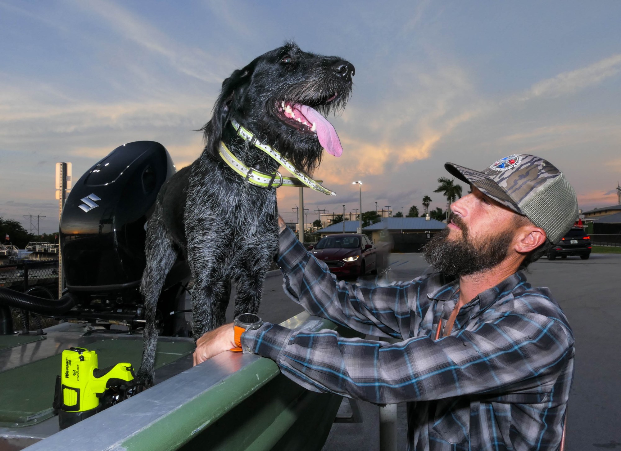 Mike Kimmel, también conocido como Python Cowboy, y su perro Otto se preparan para irse en un pequeño bote en Everglades Holiday Park el miércoles 7 de agosto de 2024. Otto lideró el final defensivo de Buffalo Bills AJ Epenesa a un bemomés invasivo de 11 pies Python en la temporada baja. La caza apareció en la temporada 2025 de 