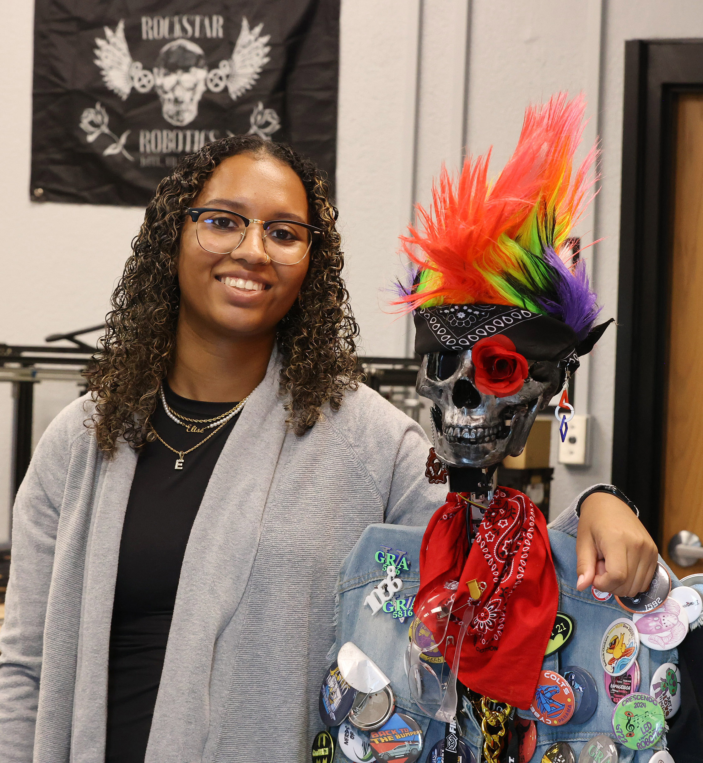Elise Rina, de 19 años, se muestra con la mascota robot en el laboratorio de robótica en el Boys & Girls Club en Orlando el lunes 21 de julio de 2025. (Stephen M. Dowell/Orlando Sentinel)