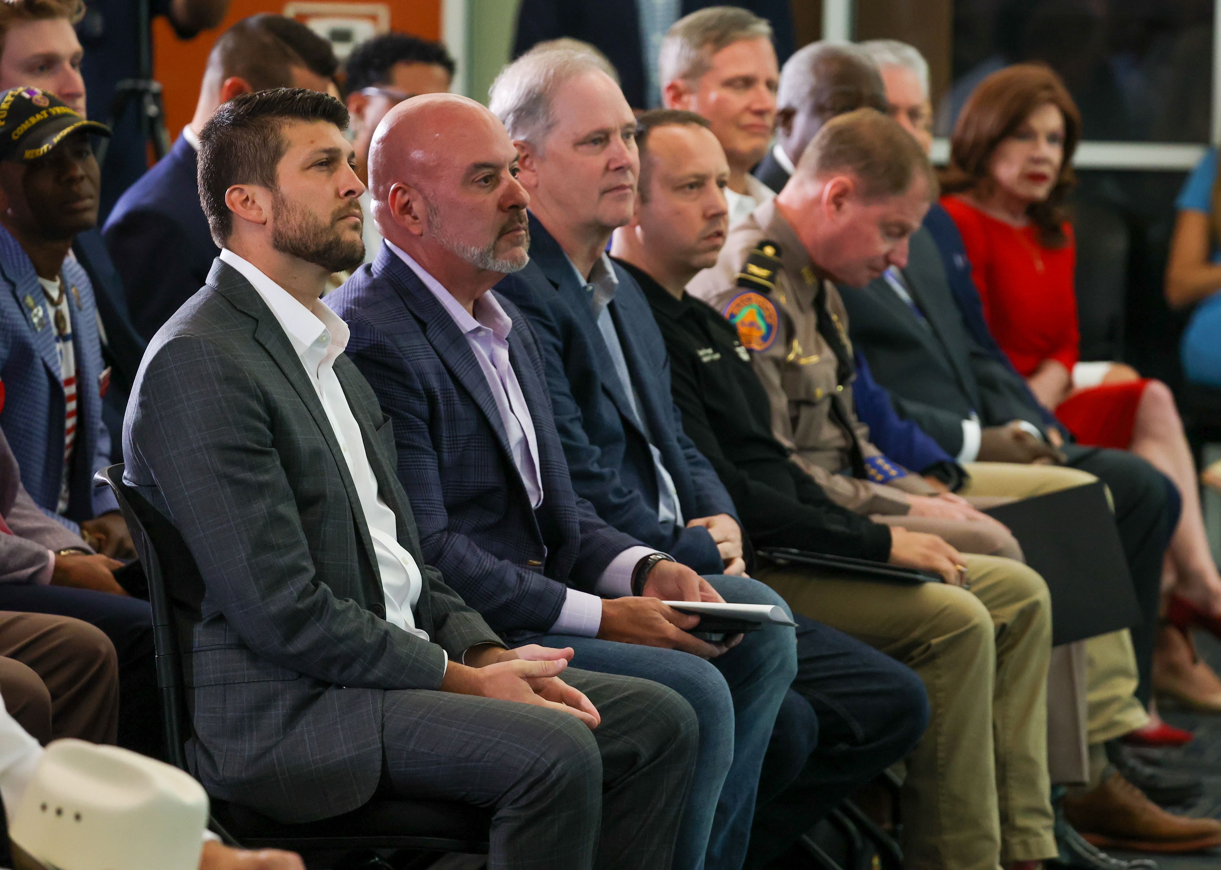 Los miembros del gabinete del gobernador Ron DeSantis y los funcionarios de la patrulla de la carretera de Florida escuchan mientras el gobernador DeSantis habla en una conferencia de prensa en la sede de la Tropa DP de FHP en Drive International en Orlando el viernes 1 de agosto. Durante la conferencia de prensa, DeSantis abordó la policía y los esfuerzos de la Patrulla de Carreteras de Florida y la responsabilidad de los inmigrantes ilegales en el estado. En la foto de izquierda a derecha: el Fiscal General James Uthmeier, el Director Financiero Blaise Ingoglia, el Comisionado de Servicios de Agricultura y Servicios de Consumidor de Florida, Wilton Simpson, el Departamento de Seguridad de Carreteras de Florida y Vehículos Motorizados, Director Ejecutivo Director Ejecutivo de Vehículos Motorizados, Director Ejecutivo Ejecutivo de la Patrulla de Carreteras de Carreteras de Florida, y el Director Ejecutivo Ejecutivo de la Junta de Inmigración de la Florida, Director Ejecutivo Ejecutivo, Larry Keefe. (Rich Pope/Orlando Sentinel)