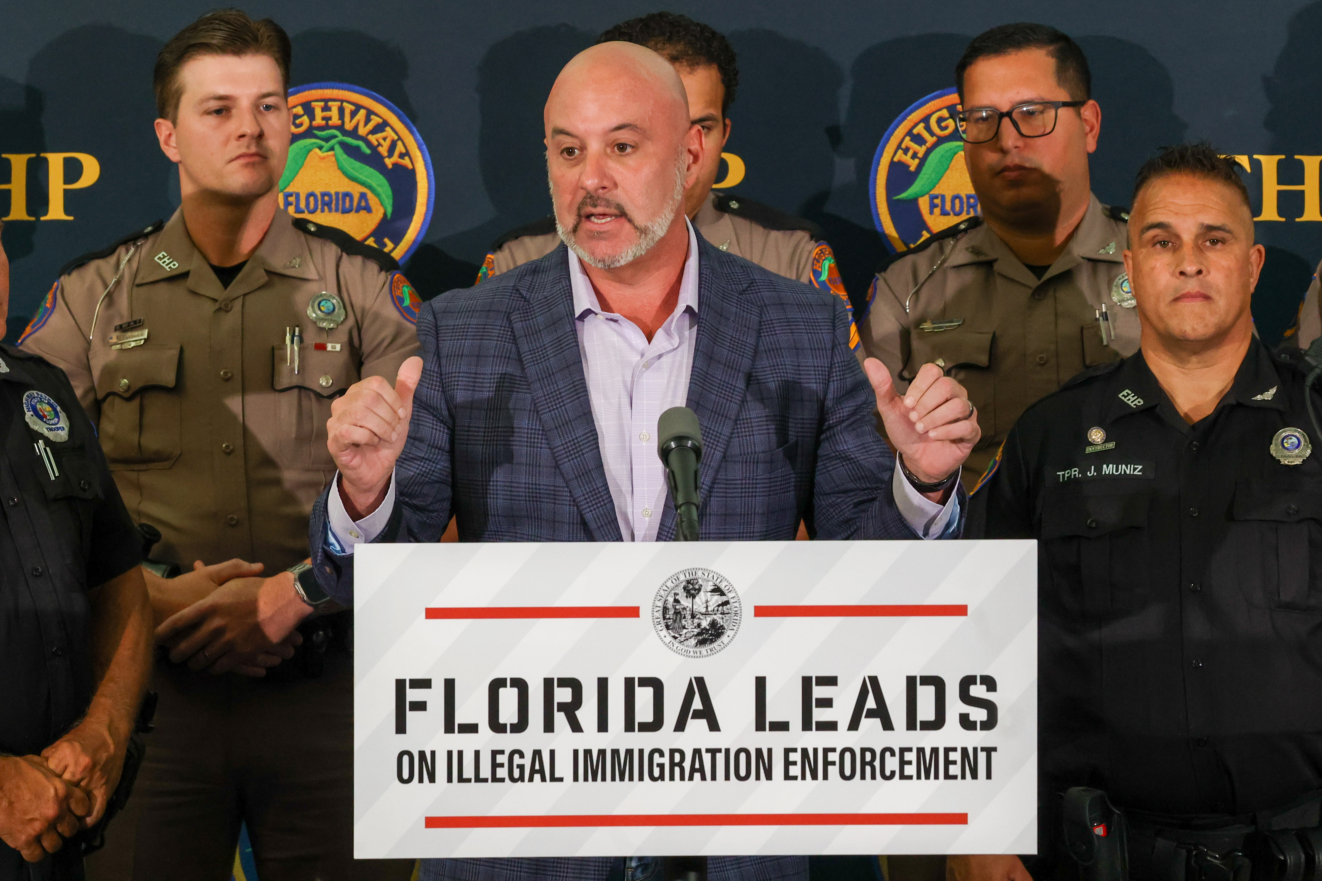 La directora financiera de Florida, Blaise Ingoglia, habla durante una conferencia de prensa celebrada por el gobernador Ron DeSantis en la sede de la Tropa DP de FHP en la conducción internacional en Orlando el viernes 1 de agosto. Durante la conferencia de prensa, Desantis abordó la policía y los esfuerzos de la Patrulla de Carreteras de Florida y la responsabilidad de detener a los inmigrantes ilegales en el estado. (Rich Pope/Orlando Sentinel)