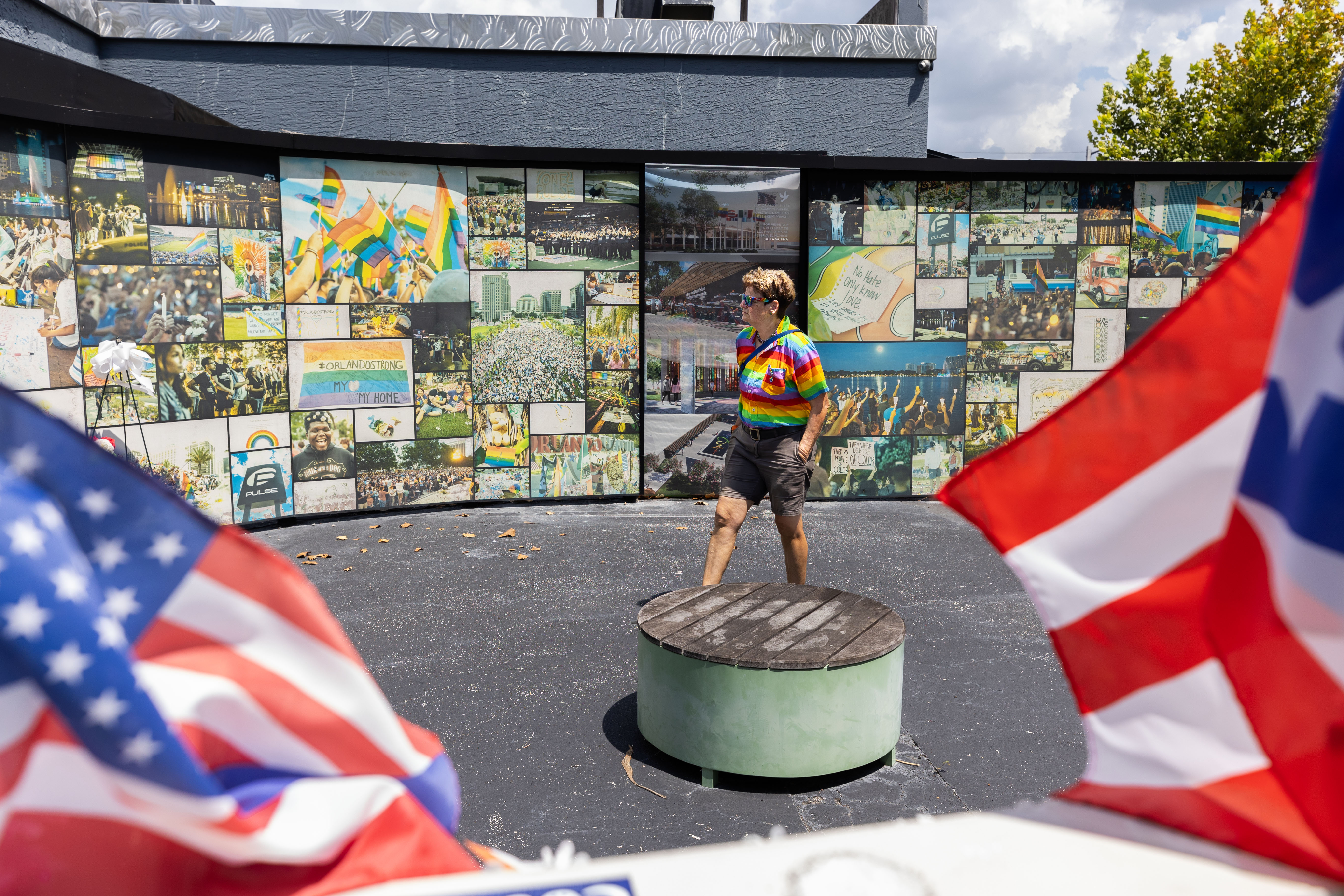 La comisionada de la ciudad de Orlando, Patty Sheehan, camina lentamente por el Pulse Memorial el día después de que se pintara el Pulse afuera de Rainbow en Orlando, Florida, el jueves 21 de agosto de 2025. (Willie J. Allen Jr./orlando Sentinel)