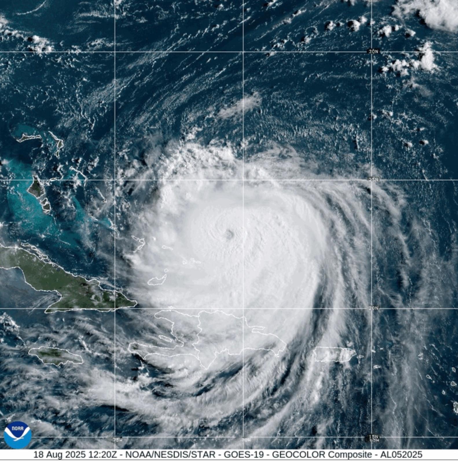Esta imagen proporcionada por la Administración Nacional Oceánica y Atmosférica (NOAA) muestra el huracán Erin el lunes 18 de agosto de 2025. (NOAA a través de AP)