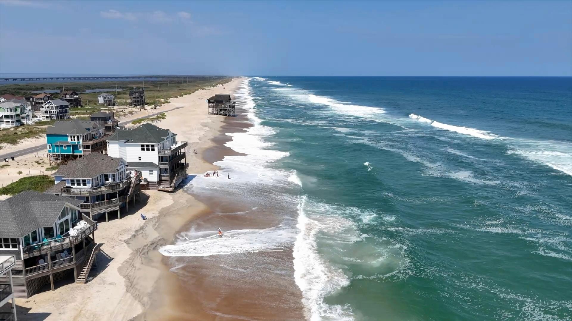 En esta imagen aérea tomada del video proporcionado por WVEC-TV, se observan casas a lo largo de la costa atlántica en el condado de Dare, Carolina del Norte, el lunes 18 de agosto de 2025, antes de los impactos esperados del huracán Erin. (WVEC-TV a través de AP)