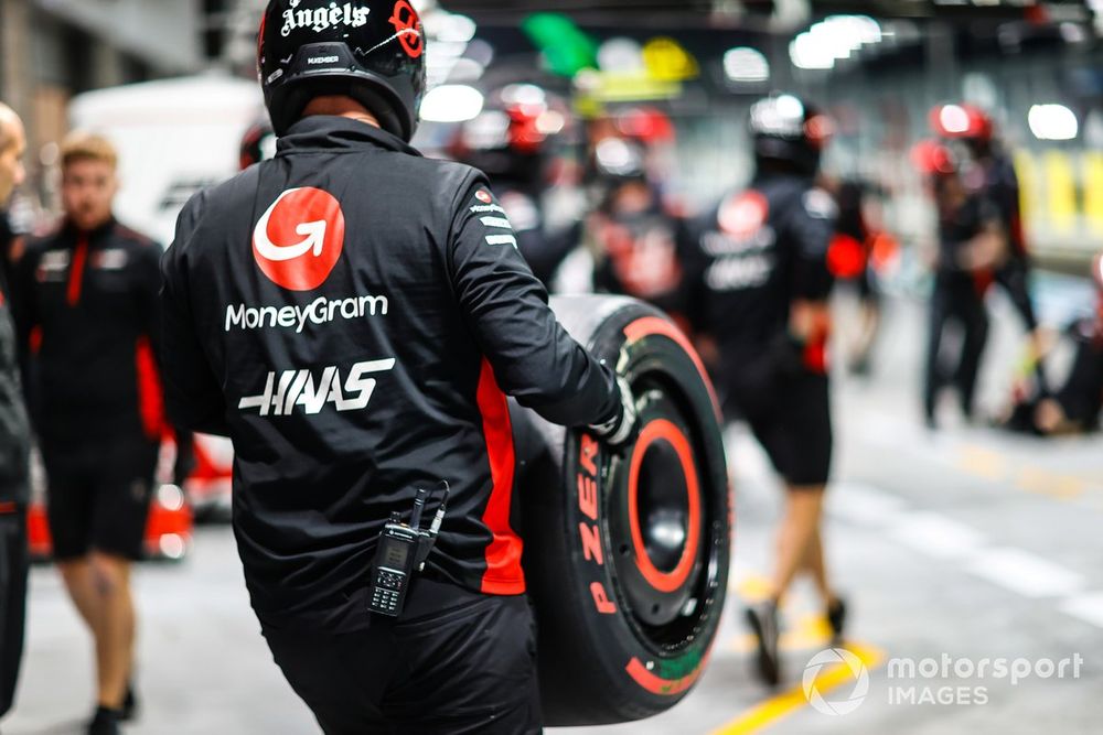 Un meccanico della squadra Haas F1 Team con un pneumatico Pirelli