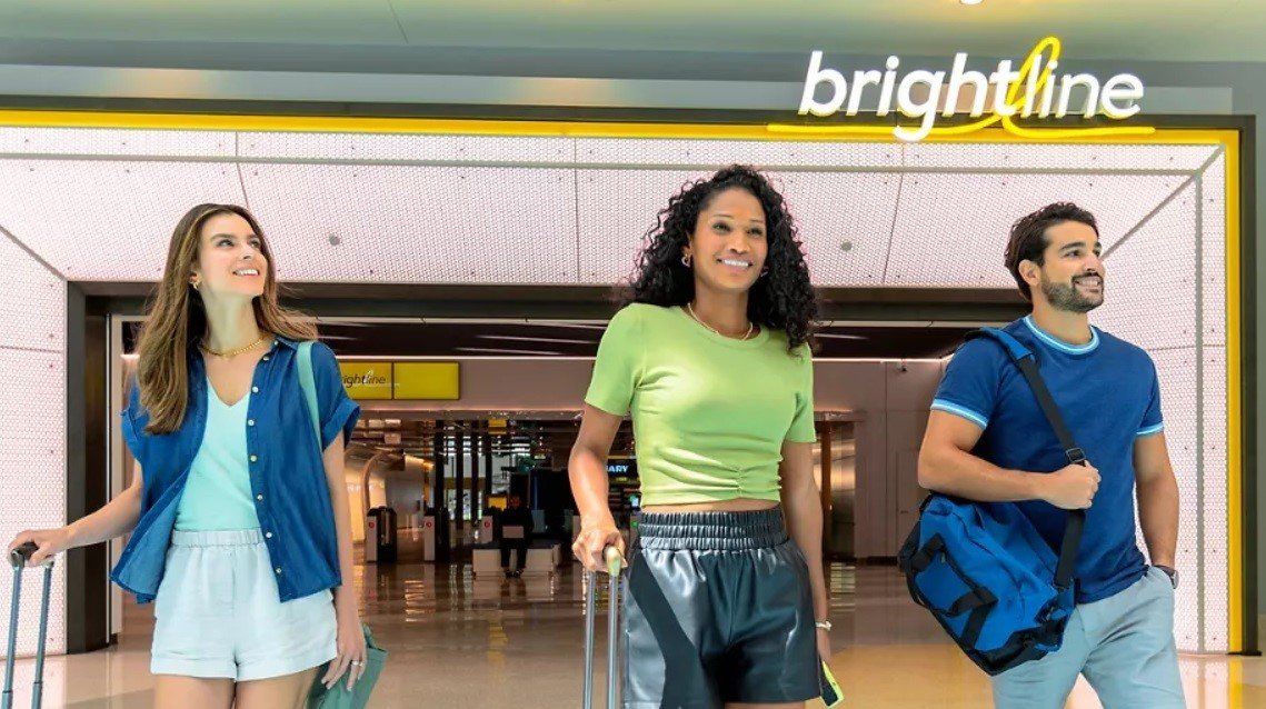 Brightline brinda la posibilidad de conectar entre el sur metropolitano y el centro de Florida con trenes que llegan a una velocidad de hasta 210 km/h.  Brightline brinda la posibilidad de conectar entre el sur metropolitano y el centro de Florida con trenes que llegan a una velocidad de hasta 210 km/h.