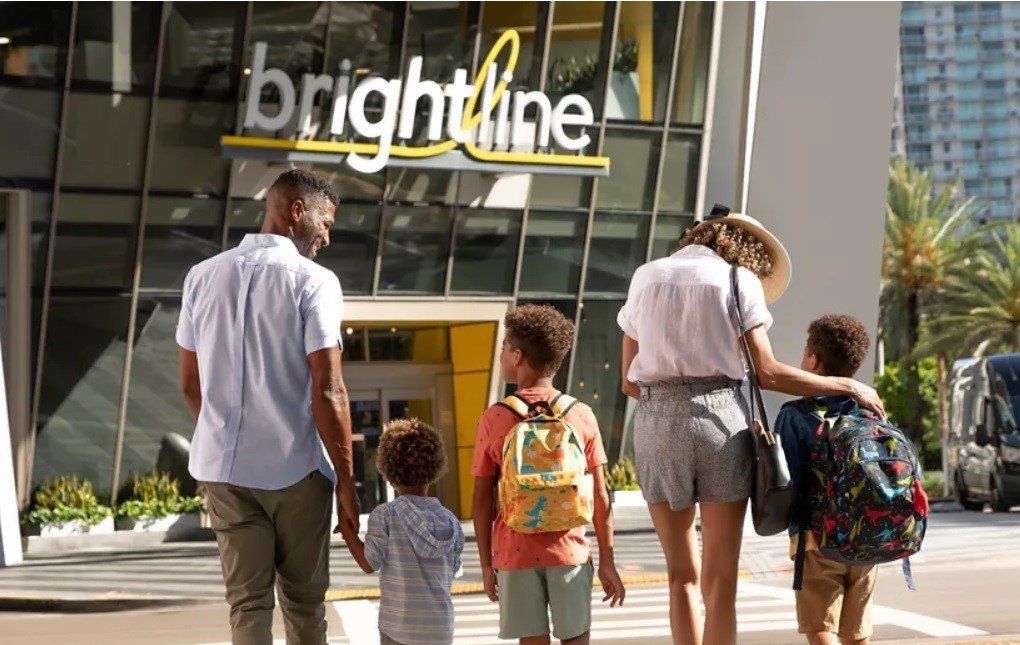 Brightline ofrece un servicio de alto nivel de confort tanto en categoría Premium como en Smart. Brightline ofrece un servicio de alto nivel de confort tanto en categoría Premium como en Smart.