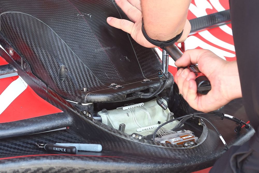 Dettaglio della zavorra della Haas VF-25 in Ungheria