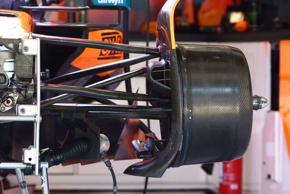 La sospensione anteriore a schema pull rod della McLaren MCL39
