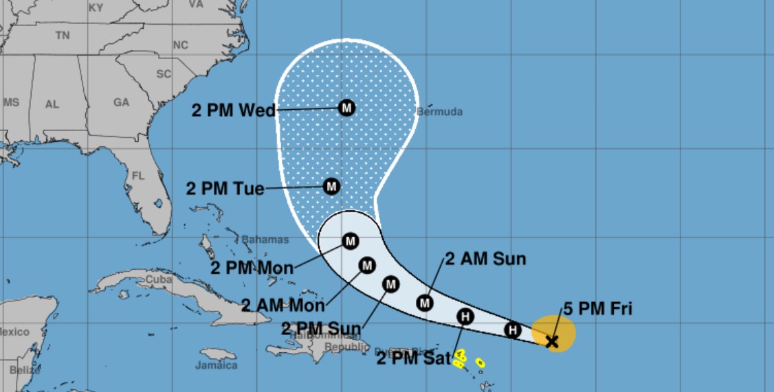 El camino de pronóstico del huracán Erin a partir de las 5 pm del viernes 15 de agosto de 2025. (Centro nacional de huracanes/cortesía)