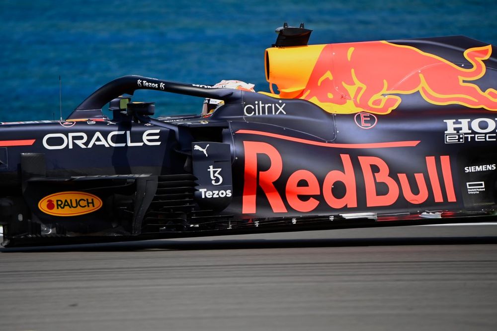 Max Verstappen, Red Bull Racing RB16B: si nota l'angolo esasperato del Rake usato nel 2021