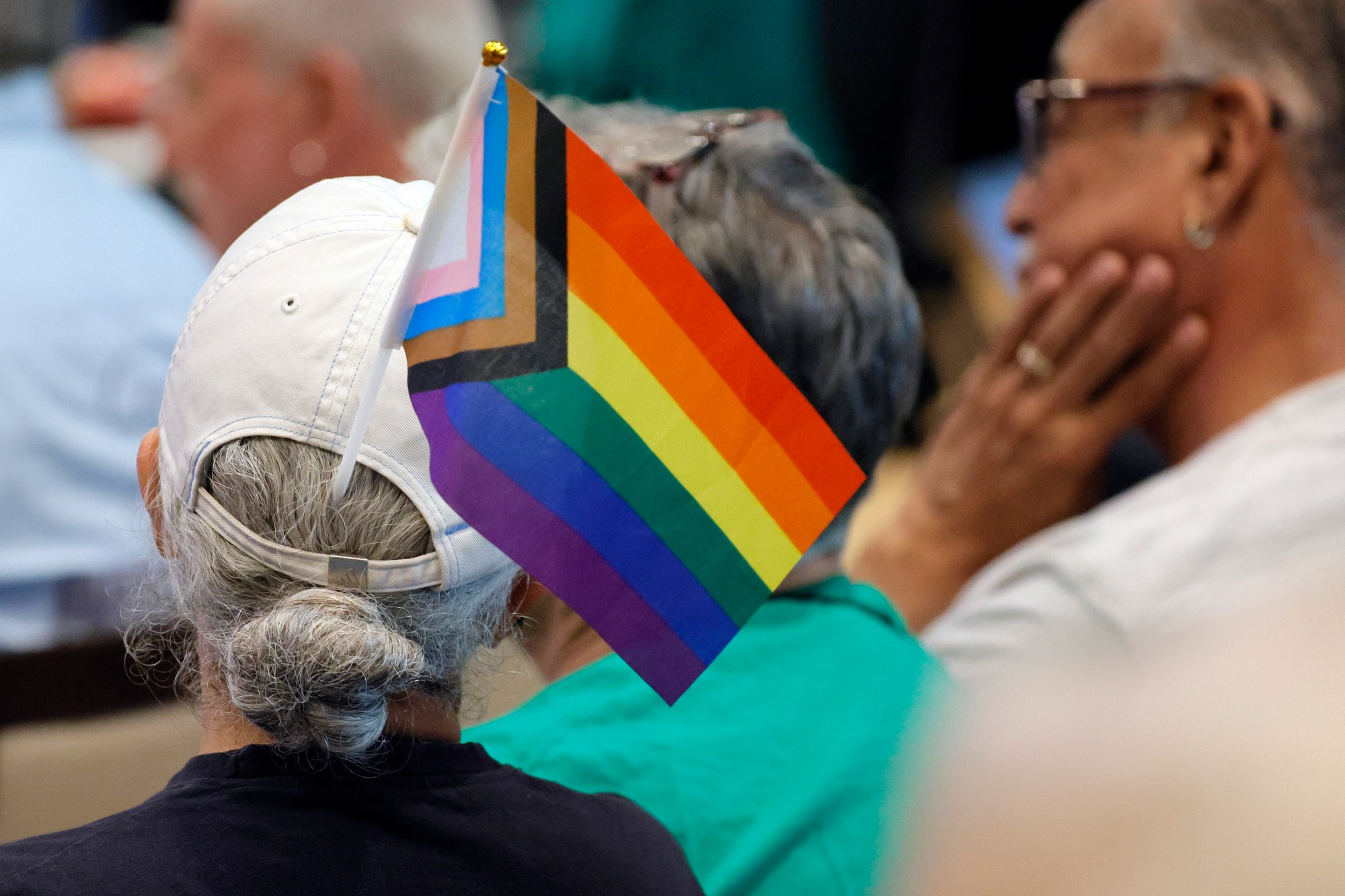 Una mujer usa una bandera de arco iris en su sombrero durante una reunión de la Comisión de Fort Lauderdale en el Broward Center for the Performing Arts el miércoles. Los comisionados discutieron una orden estatal que exigía la eliminación de Rainbow Street Art. (Amy Beth Bennett/South Florida Sun Sentinel)