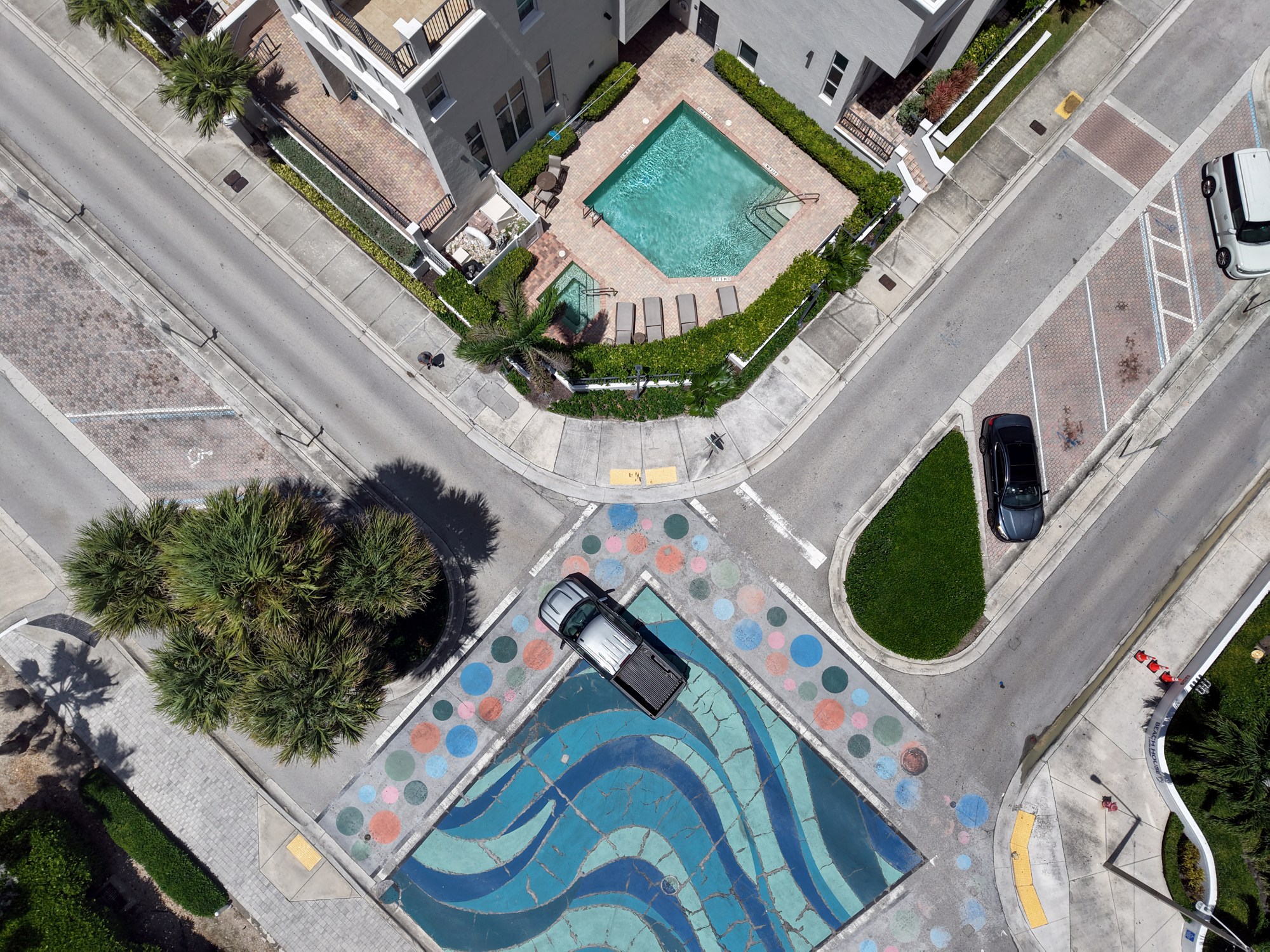 La intersección en Breakers Avenue y Riomar Street en Fort Lauderdale está pintada con un gran patrón de ondas azules, y los cruces peatonales están decorados con lunares de polka azul, rosa y naranja. Se muestra el jueves 28 de agosto de 2025. (Mike Stocker/South Florida Sun Sentinel)