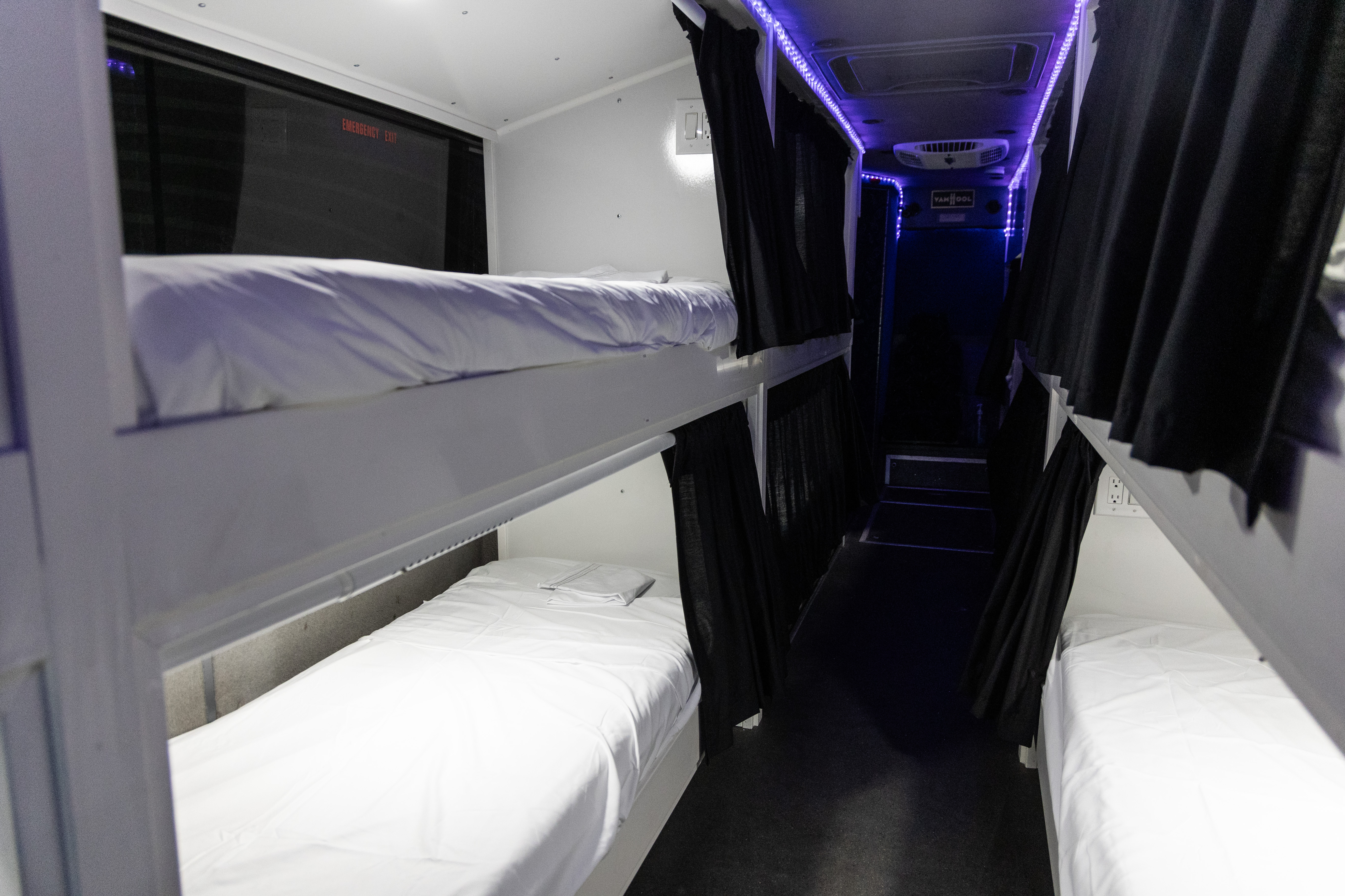 Hay 21 camas dentro del nuevo autobús 407 Connect, una nueva iniciativa con dos autobuses que proporcionarán alojamientos seguros durante la noche y servicios de apoyo para personas que experimentan la falta de vivienda en Orlando, Florida, miércoles 20 de agosto de 2025. (Willie J. Allen Jr./orlando Sentinel)