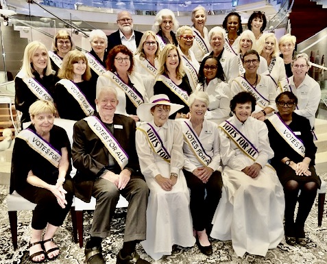 Leaguers como SufreTtes en el Dr. Phillips Center. (Carol Wonsavage/League of Women Voters)