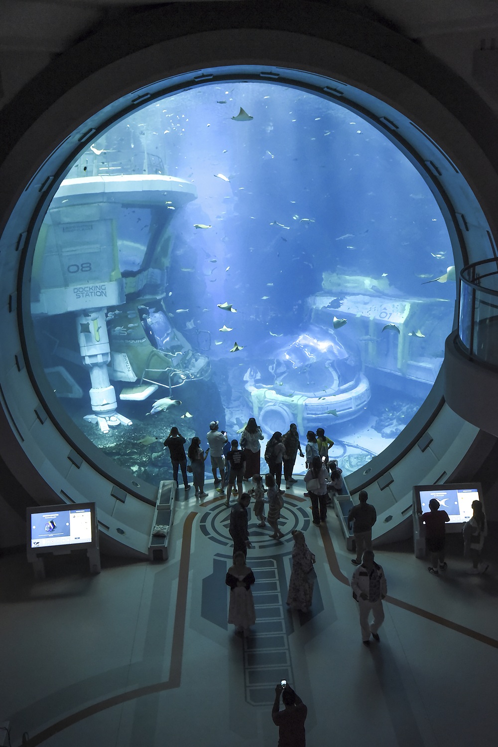 Los visitantes toman el SeaWorld Abu Dhabi, anunciado como el acuario más grande del mundo. (Drahoslav Ramik/CTK a través de imágenes AP)