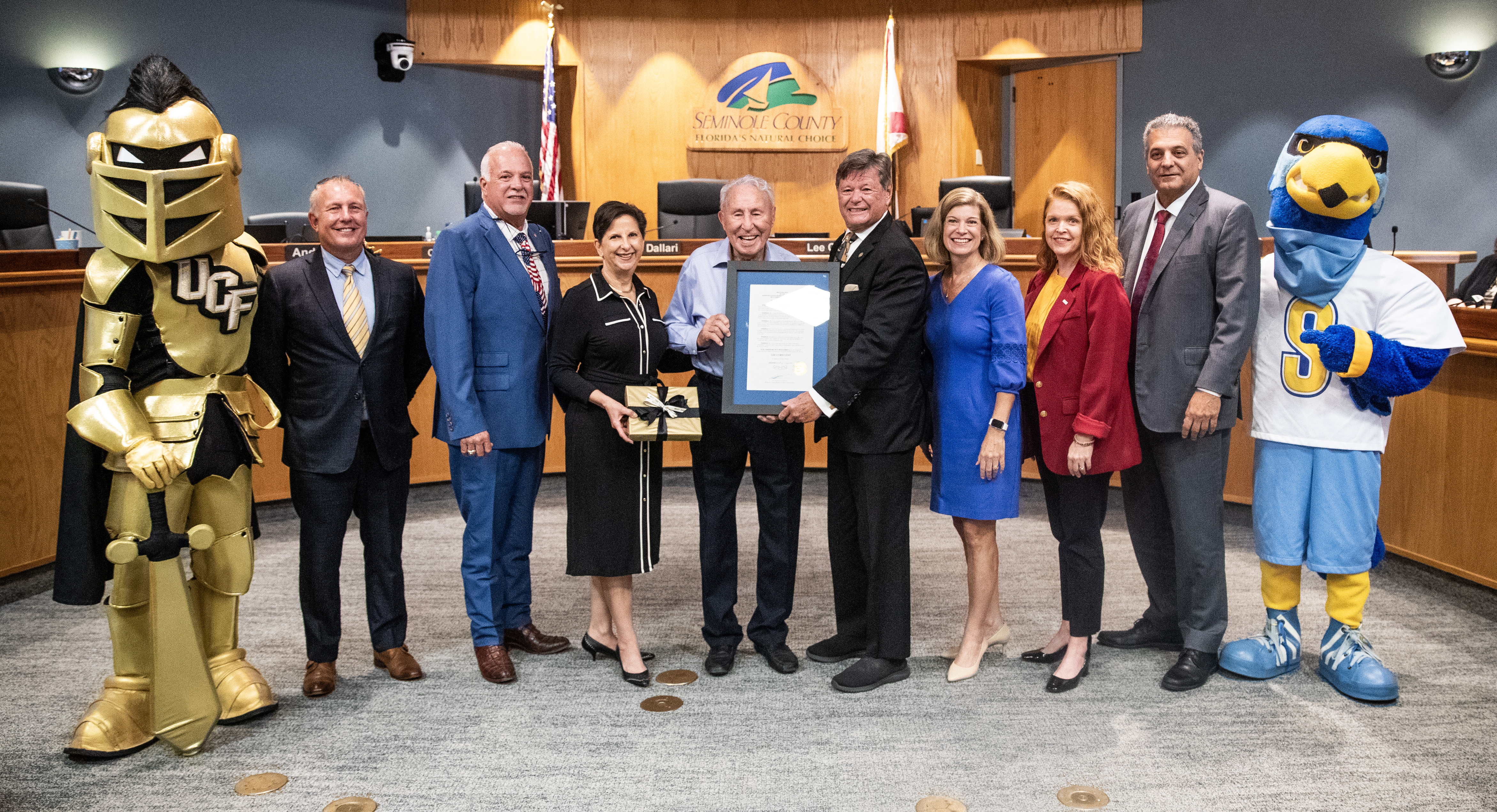 El entrenador Lee Corso, Middle, es honrado por la Junta de Comisionados del Condado de Seminole para el retiro de la querida emisora y Lake Mary residente en Sanford, Florida, martes 26 de agosto de 2025. Proclamaron oficialmente el 26 de agosto de 2025, como