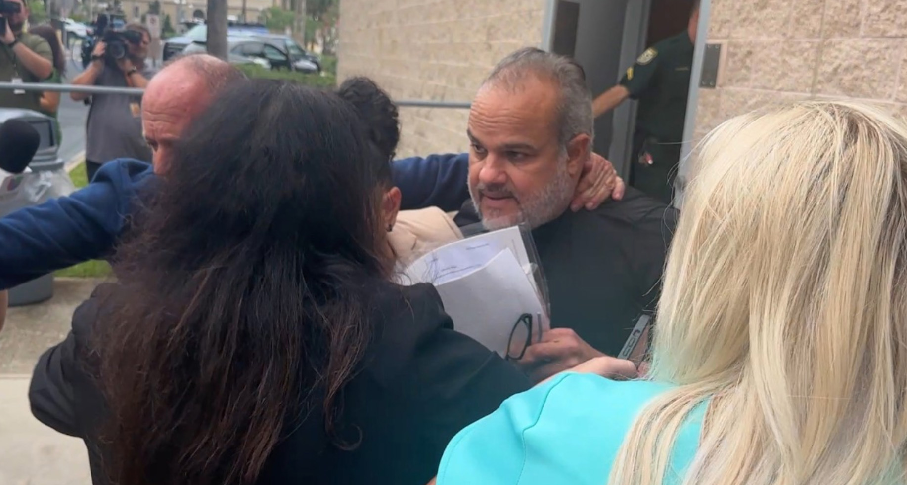 El sheriff del condado de Osceola suspendido, Marcos López, es liberado de la cárcel del condado de Lake con una fianza de $ 1 millón el jueves 26 de junio de 2025. (Spectrum News 13)