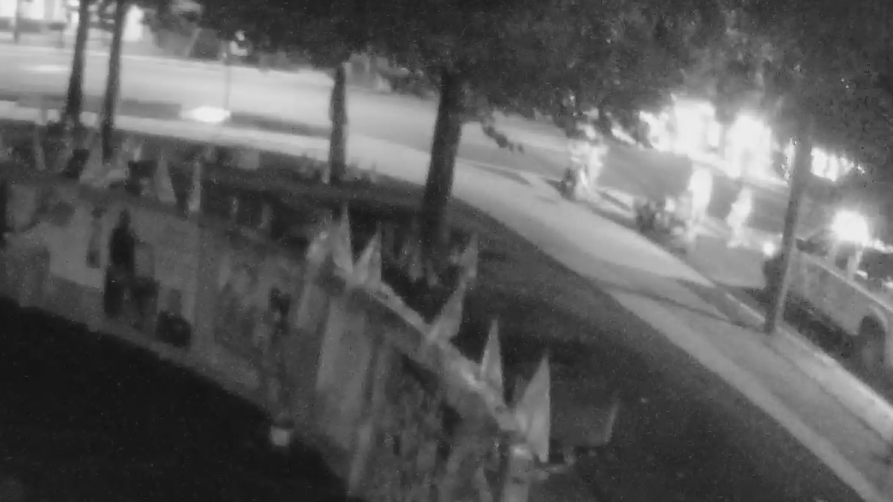 Video de una cámara de seguridad fuera del Pulse Memorial en Orlando Mostrar el cruce de peatones de color arco iris que se pinta el miércoles 20 de agosto de 2025. (Ciudad de Orlando)
