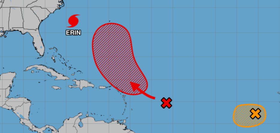 El National Hurricane Center está rastreando dos sistemas aparte del huracán Erin a partir de las 8 pm del lunes 20 de agosto de 2025. El sistema que se muestra en rojo tiene un 70% de posibilidades de desarrollarse en los próximos siete días. (Centro Nacional de Huracanes/Cortesía)
