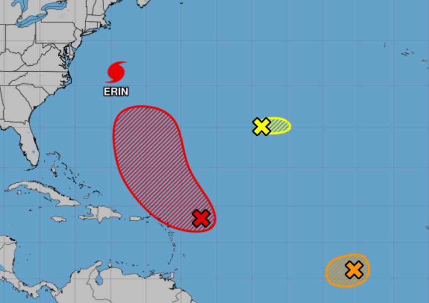 Los pronosticadores están monitoreando tres sistemas en el Atlántico, además del huracán Erin. El sistema que se muestra en rojo tiene un 80% de posibilidades de desarrollar en los próximos siete días. (Centro Nacional de Huracanes/Cortesía)