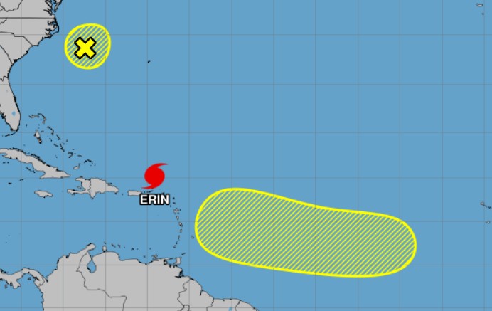 Se detectó una nueva perturbación en el Océano Atlántico oriental en la actualización de la NHC de las 8 pm el sábado, dada un 20% inicial de desarrollo durante la próxima semana. (Cortesía/Centro Nacional de Huracanes)