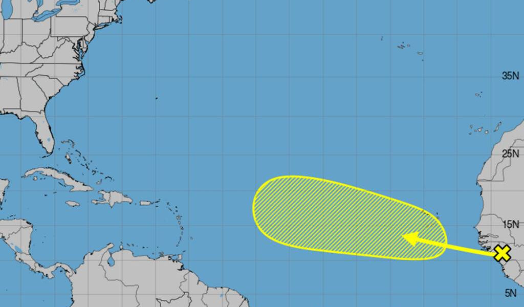 Hurricane Center dice que el sistema se mueve al Atlántico con potencial