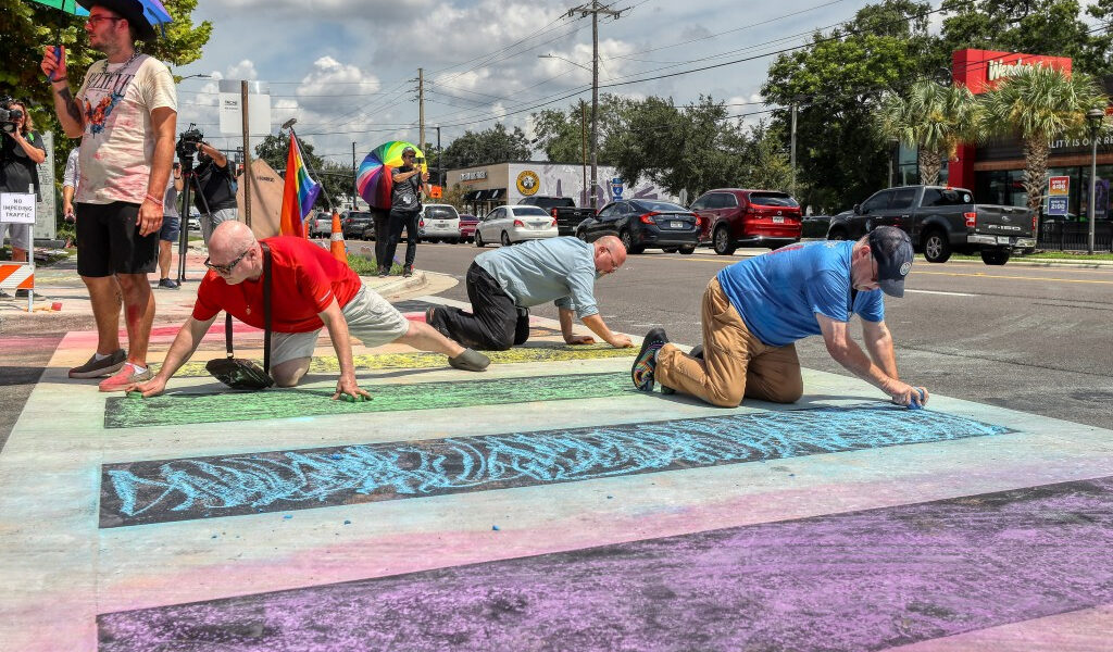 Hombre liberado después de la detención de FHP por la eliminación de protesta de Rainbow Croswalk en Pulse