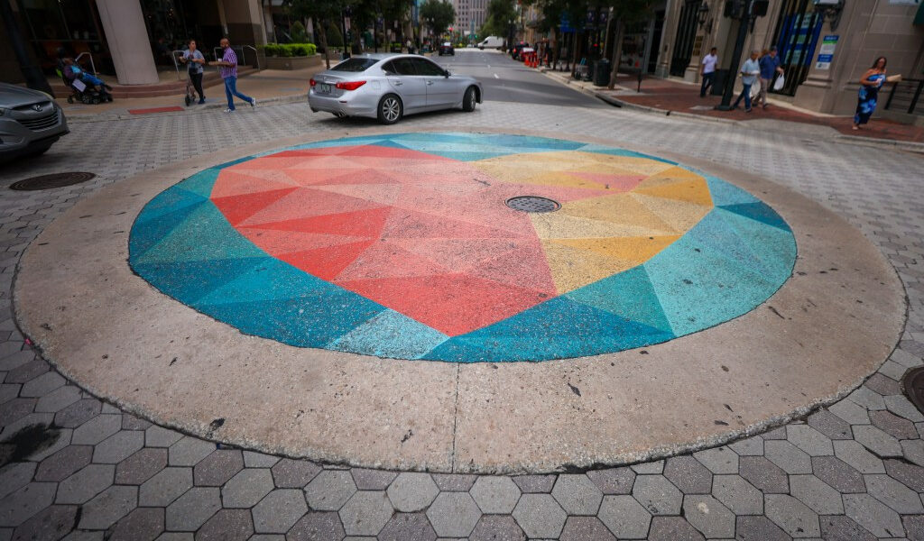 Los cruces artísticos de Orlando aumentaron la seguridad. Florida los ordenó pintar