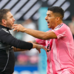 La otra toma del lamentable escupitajo de Luis Suárez